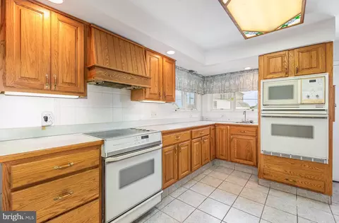 Kitchen - 7862 Bodkin View Dr, Pasadena, MD 21122 photo 2 of 5