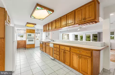 Kitchen - 7862 Bodkin View Dr, Pasadena, MD 21122 photo 3 of 5