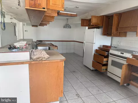 Kitchen - 7862 Bodkin View Dr, Pasadena, MD 21122 photo 4 of 5