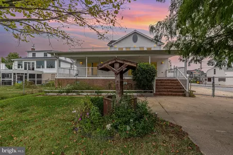 7862 Bodkin View Dr, Pasadena, MD 21122