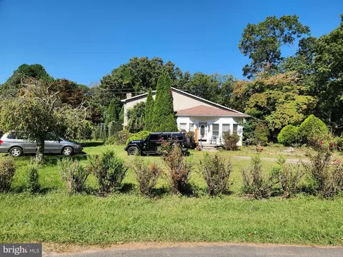 8458 Bussenius Rd, Pasadena, MD 21122