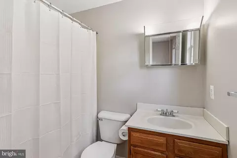 Bath - 3344 Oak Dr, Edgewater, MD 21037 photo 2 of 3