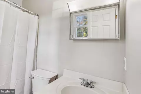 Bath - 3344 Oak Dr, Edgewater, MD 21037 photo 3 of 3