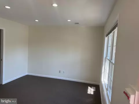 Living - 14 Oak Ct, Annapolis, MD 21401 photo 2 of 5