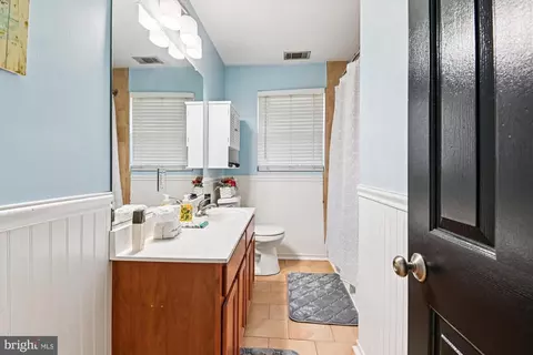 Bath - 851 Annapolis Ave, Edgewater, MD 21037 photo 1 of 4