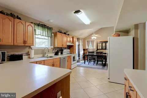 8173 Forest Glen Dr, Pasadena, MD 21122 photo 7
