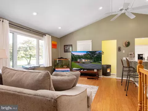 Living - 7880 Belhaven Ave, Pasadena, MD 21122 photo 2 of 4