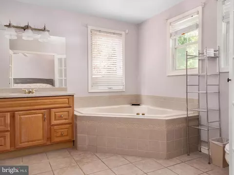 Bath - 7880 Belhaven Ave, Pasadena, MD 21122 photo 1 of 2