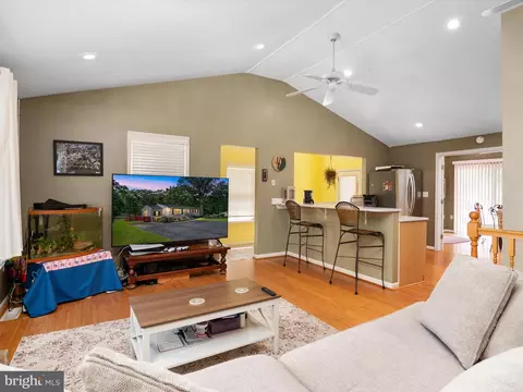 Living - 7880 Belhaven Ave, Pasadena, MD 21122 photo 3 of 4