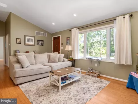 Living - 7880 Belhaven Ave, Pasadena, MD 21122 photo 1 of 4
