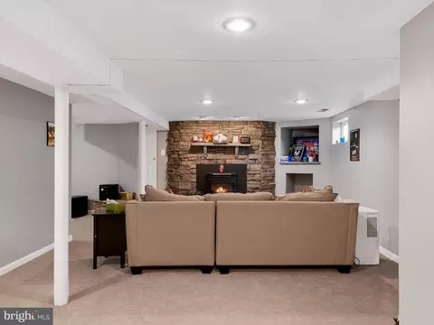 Living - 7880 Belhaven Ave, Pasadena, MD 21122 photo 4 of 4