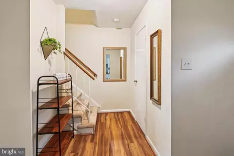 Entry Way - 18 Sargent Ct, Annapolis, MD 21403 photo 3 of 10