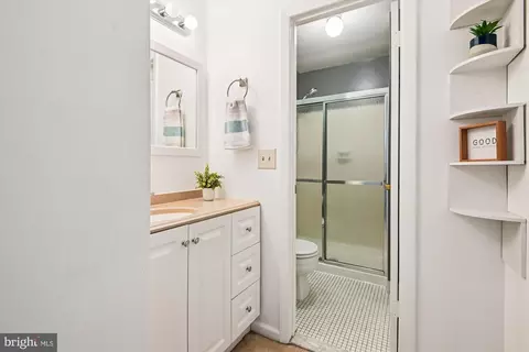 Bath - 18 Sargent Ct, Annapolis, MD 21403 photo 2 of 3