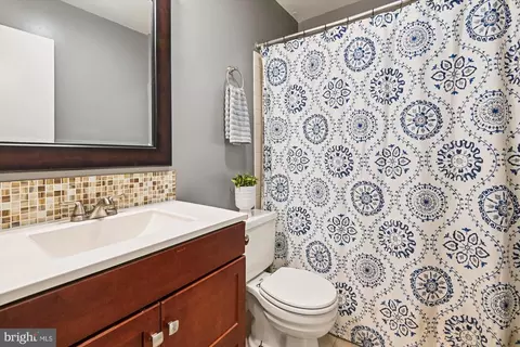 Bath - 18 Sargent Ct, Annapolis, MD 21403 photo 3 of 3