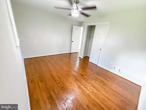 Bedroom - 80 Beach Dr, Edgewater, MD 21037 photo 3 of 7