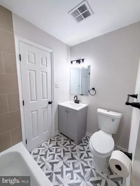 Bath - 80 Beach Dr, Edgewater, MD 21037 photo 9 of 10