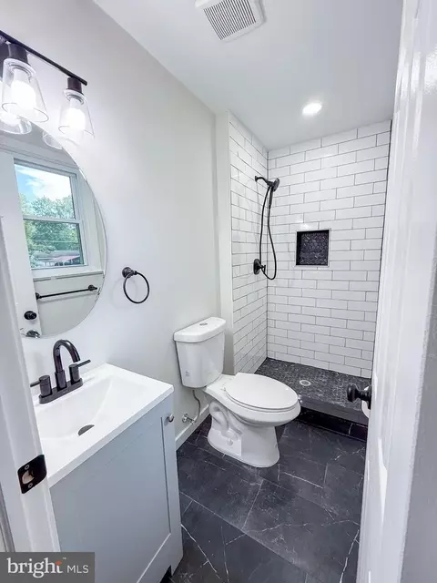 Bath - 80 Beach Dr, Edgewater, MD 21037 photo 8 of 10