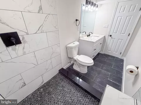 Bath - 80 Beach Dr, Edgewater, MD 21037 photo 6 of 10