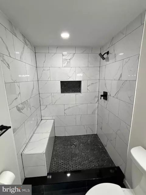 Bath - 80 Beach Dr, Edgewater, MD 21037 photo 2 of 10