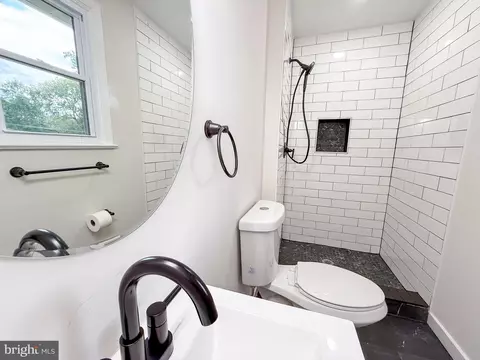 Bath - 80 Beach Dr, Edgewater, MD 21037 photo 4 of 10