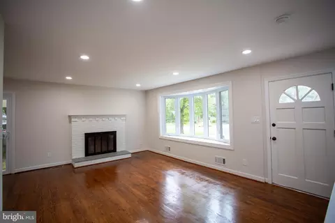 Living - 80 Beach Dr, Edgewater, MD 21037 photo 2 of 8