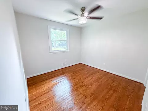 Bedroom - 80 Beach Dr, Edgewater, MD 21037 photo 4 of 7