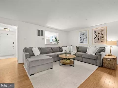 Living - 1216 Seminole Dr, Arnold, MD 21012 photo 2 of 6
