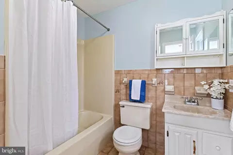 Bath - 1231 Shore Dr, Edgewater, MD 21037 photo 2 of 5
