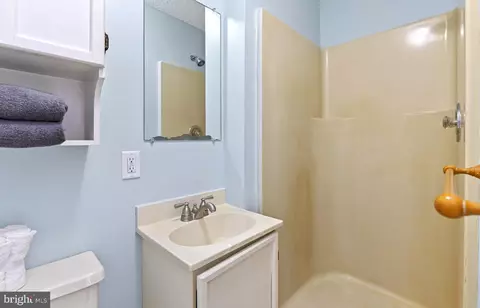 Bath - 1231 Shore Dr, Edgewater, MD 21037 photo 4 of 5