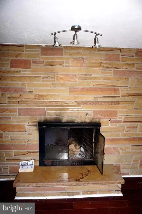 Living - 7948 Oak Rd, Pasadena, MD 21122 photo 2 of 6