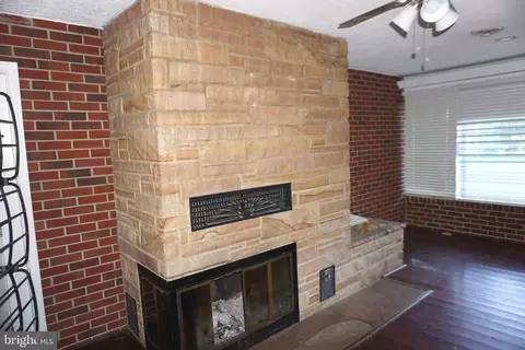 Living - 7948 Oak Rd, Pasadena, MD 21122 photo 6 of 6