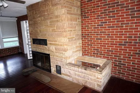 Living - 7948 Oak Rd, Pasadena, MD 21122 photo 5 of 6