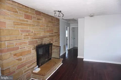 Living - 7948 Oak Rd, Pasadena, MD 21122 photo 1 of 6