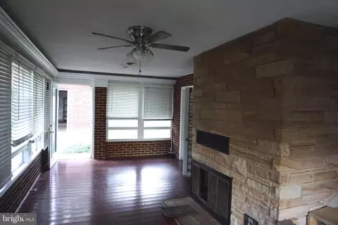 Living - 7948 Oak Rd, Pasadena, MD 21122 photo 4 of 6