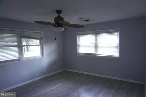 Living - 7948 Oak Rd, Pasadena, MD 21122 photo 3 of 6