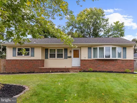 352 Mae Rd, Glen Burnie, MD 21061