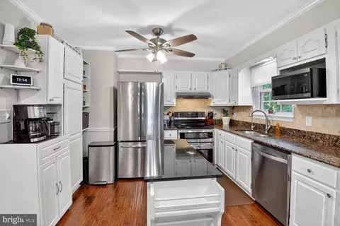 Kitchen - 639 Cedar Dr, Pasadena, MD 21122 photo 2 of 3