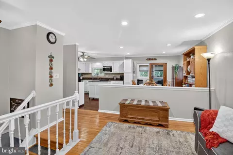Entry Way - 639 Cedar Dr, Pasadena, MD 21122 photo 2 of 3