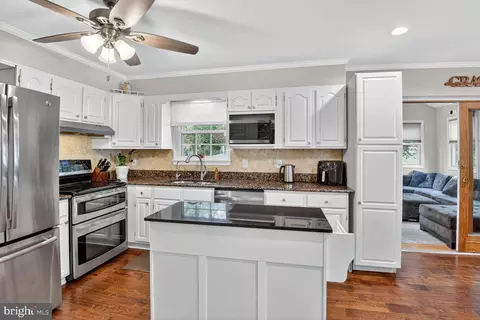Kitchen - 639 Cedar Dr, Pasadena, MD 21122 photo 3 of 3