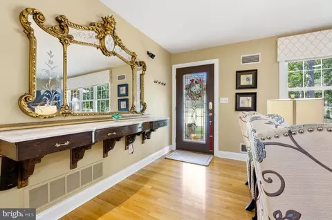 Entry Way - 7 Ken Mar Ave, Pasadena, MD 21122 photo 2 of 4