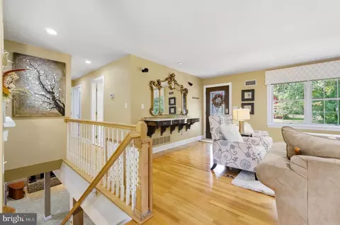 Entry Way - 7 Ken Mar Ave, Pasadena, MD 21122 photo 1 of 4