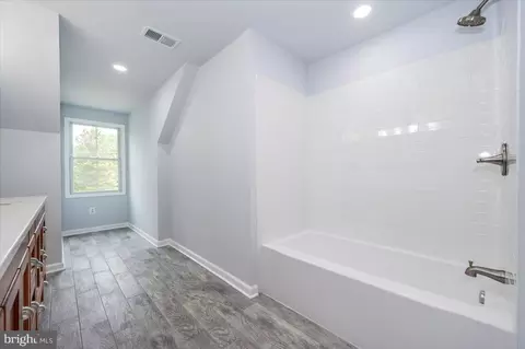 Bath - 301 Unity Ln, Annapolis, MD 21401 photo 9 of 11