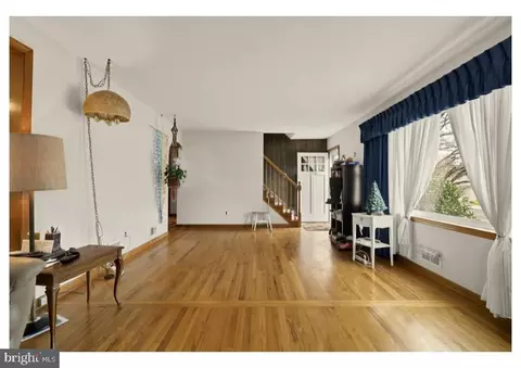 Living - 7524 Harmans Rd, Harmans, MD 21077 photo 3 of 5