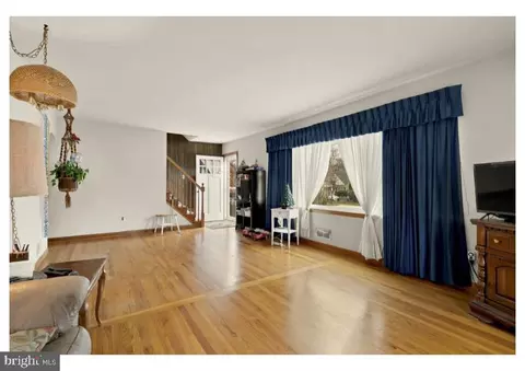Living - 7524 Harmans Rd, Harmans, MD 21077 photo 2 of 5