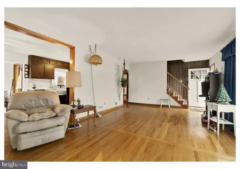 Living - 7524 Harmans Rd, Harmans, MD 21077 photo 4 of 5