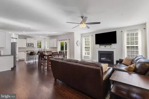 Entry Way - 1426 Silver Oak Ln, Arnold, MD 21012 photo 3 of 8