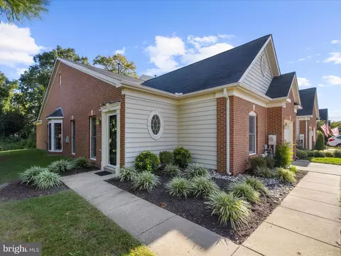 301 Colony Point Pl, Edgewater, MD 21037 photo 3