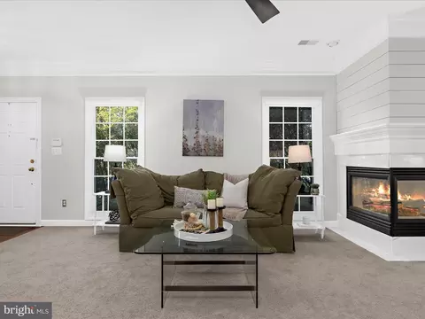 301 Colony Point Pl, Edgewater, MD 21037 photo 9