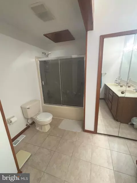 Bath - 3160 Rolling Rd, Edgewater, MD 21037 photo 2 of 4