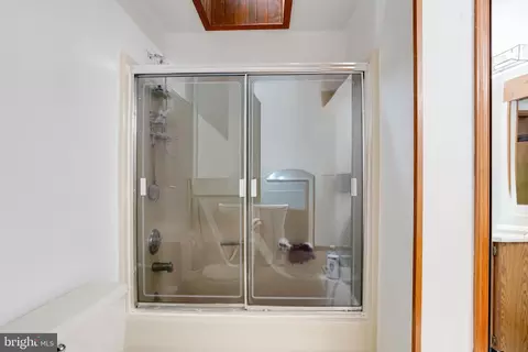 Bath - 3160 Rolling Rd, Edgewater, MD 21037 photo 3 of 4